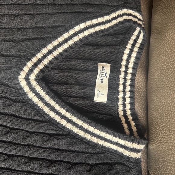 CABLE-KNIT V-NECK SWEATER - Picture 1 of 5